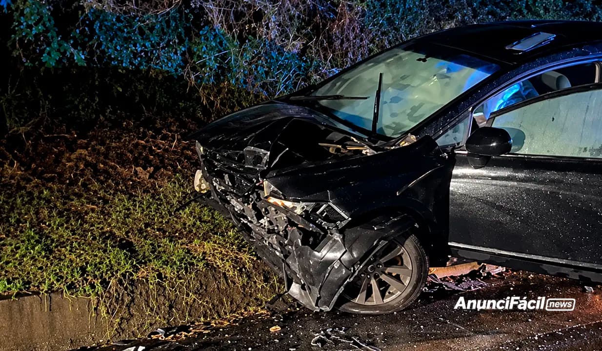 Família fica ferida após carro aquaplanar e bater em mureta na BR-369, entre Uraí e Jataizinho