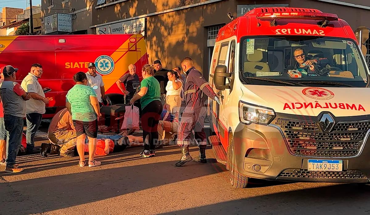Duas pessoas ficam feridas em colisão entre carro e moto no centro de Cornélio Procópio