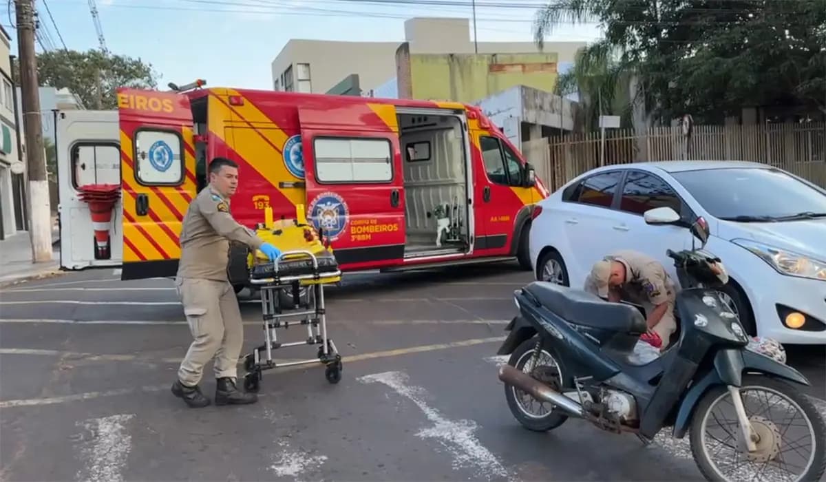 Motociclista fica desorientado após colisão com carro no cruzamento da Paraná com Bahia