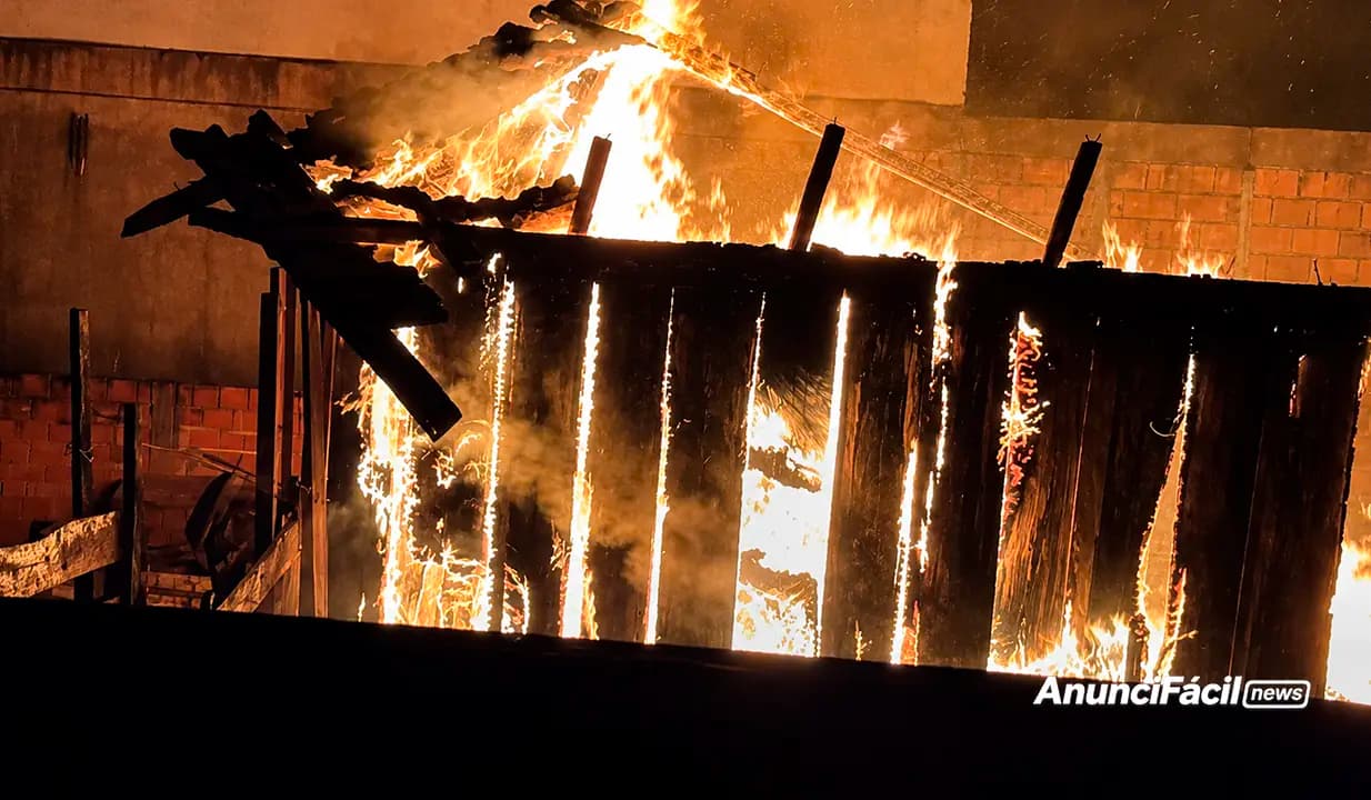 Incêndio de grandes proporções destrói residência de madeira em Nova Santa Bárbara