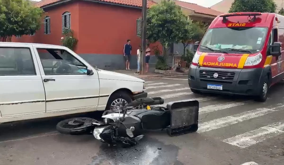 Colisão traseira entre carro e moto deixa motociclista levemente ferido em Cornélio Procópio