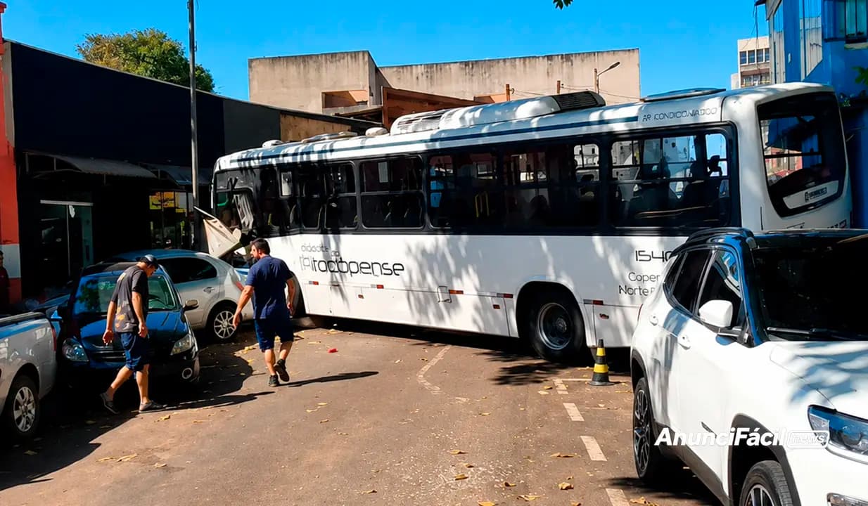 Ônibus desgovernado volta de ré e atinge pelo menos sete veículos no centro de Cornélio Procópio