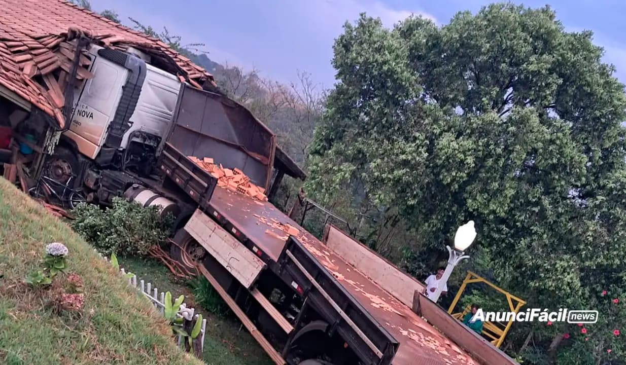 Caminhão carregado com tijolos sai da PR-090 e atinge residência
