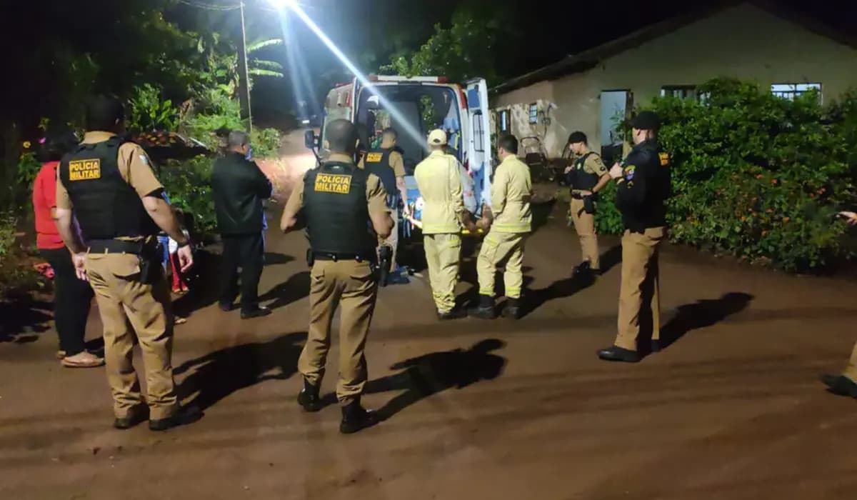 Homem sobe em árvore depois de discussão com a companheira em Cornélio