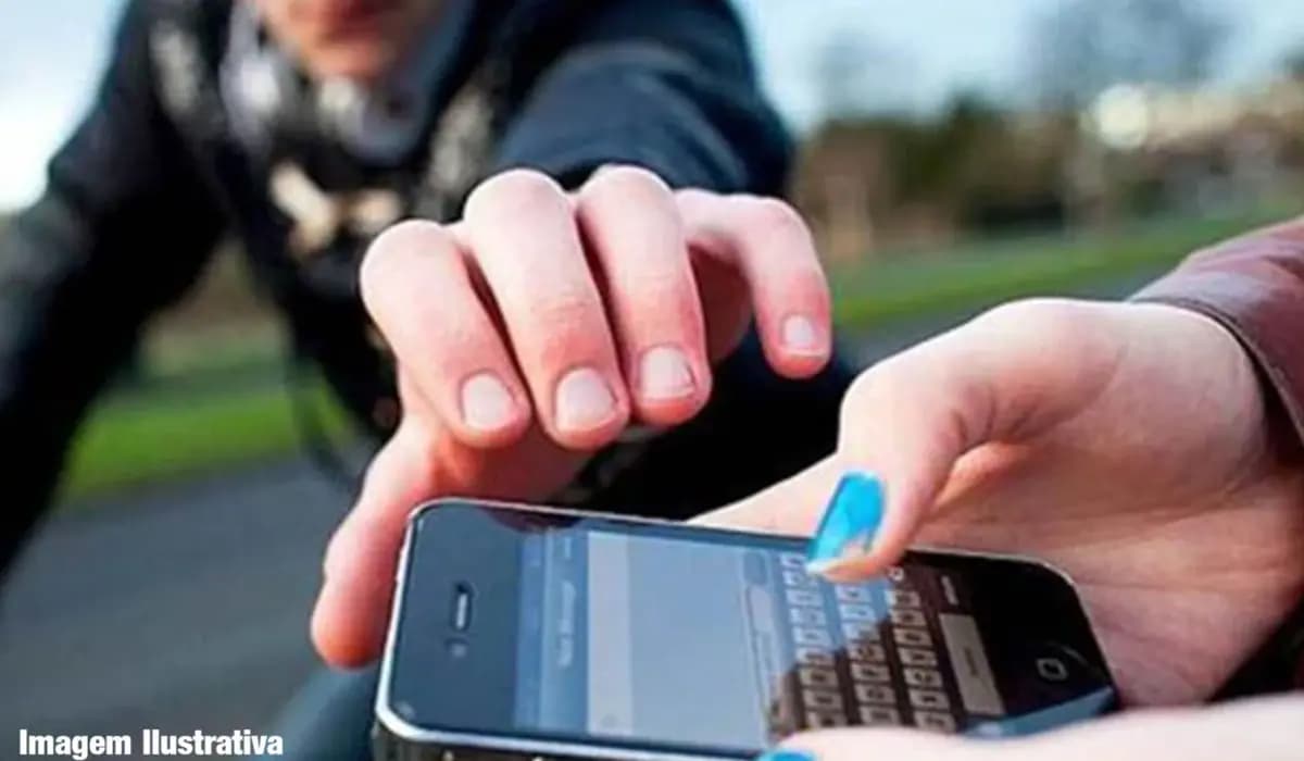 Jovem tem celular roubado em Bandeirantes