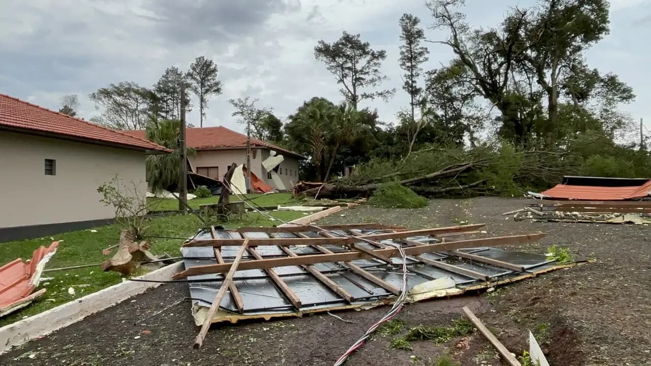 Temporal com ventos fortes causa estragos, destelha imóveis e derruba árvores em Cornélio Procópio e rodovias da região