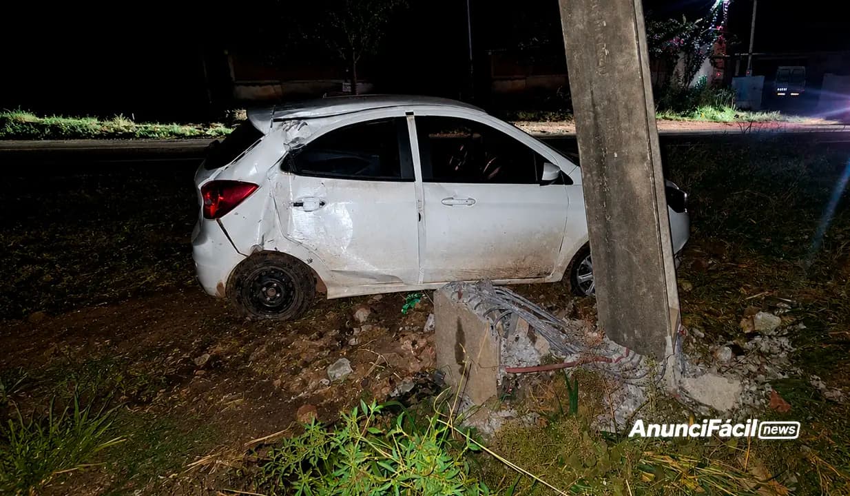 Motorista perde o controle e bate em poste na PRC-272, em Siqueira Campos