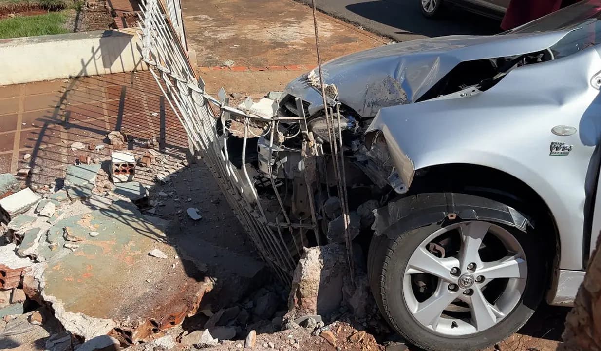 Motorista perde o controle, invade residência e foge do local em Cornélio Procópio