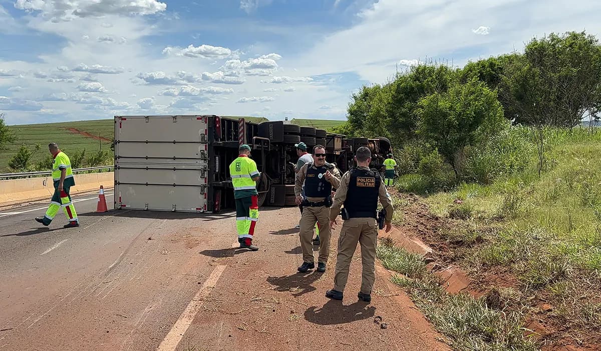 Caminhão carregado com ração tomba na BR-369 e causa lentidão no trânsito