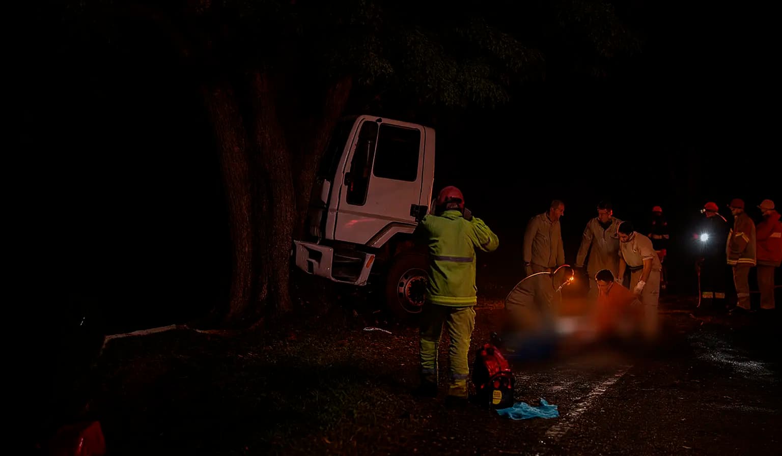 Caminhoneiro morre após colisão entre dois caminhões e árvore na BR-369, em Bandeirantes