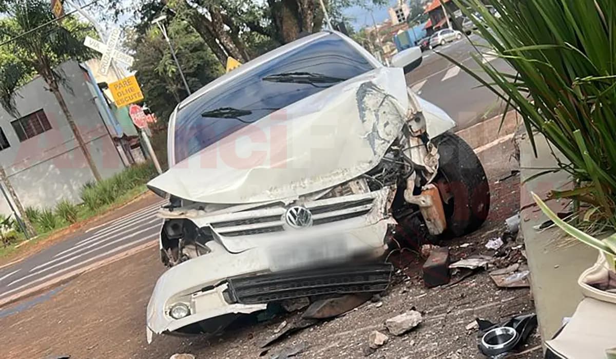 CORNÉLIO PROCÓPIO: Jovem perde controle de veículo e colide contra poste e lixeira na Praça da Pedra