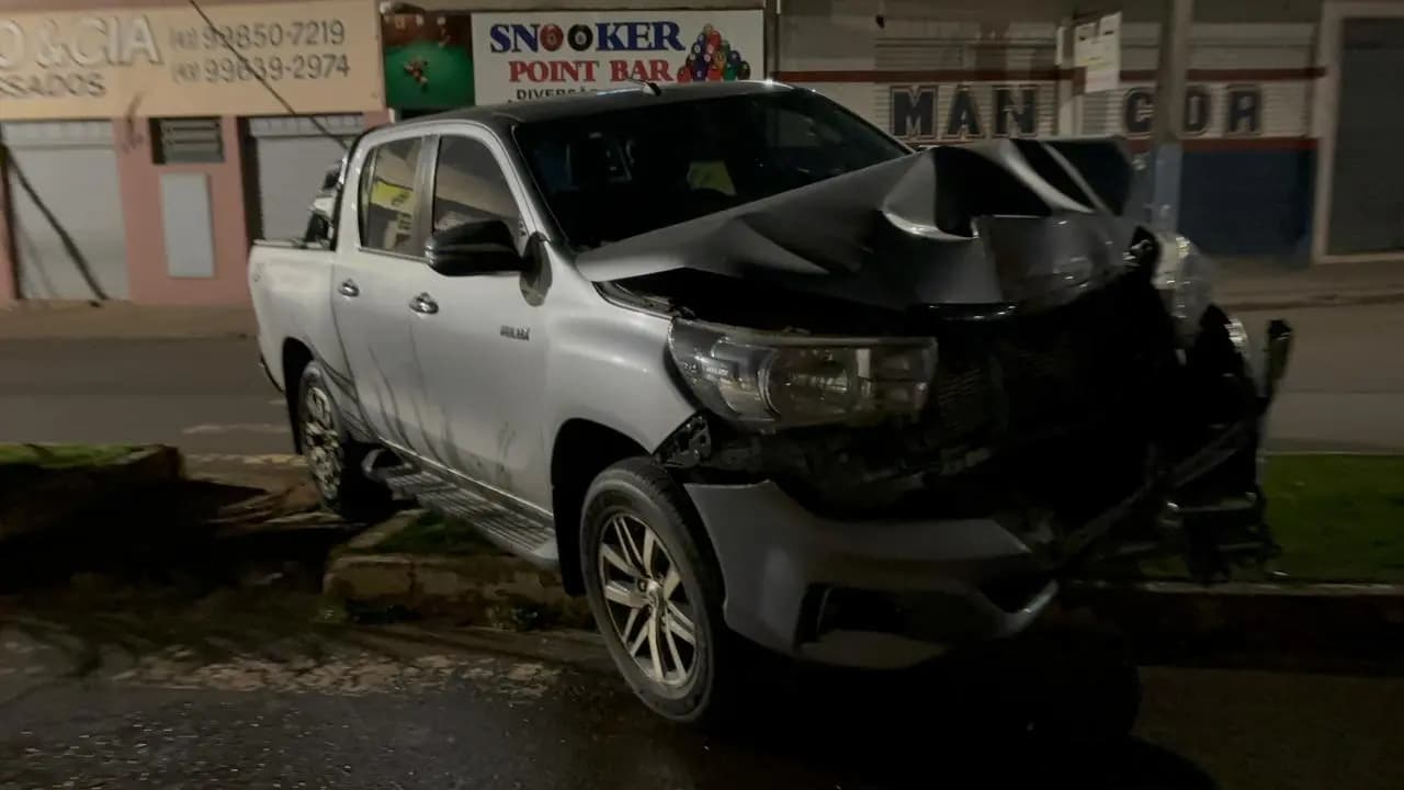 Motorista dorme ao volante e bate caminhonete contra poste em Cornélio Procópio