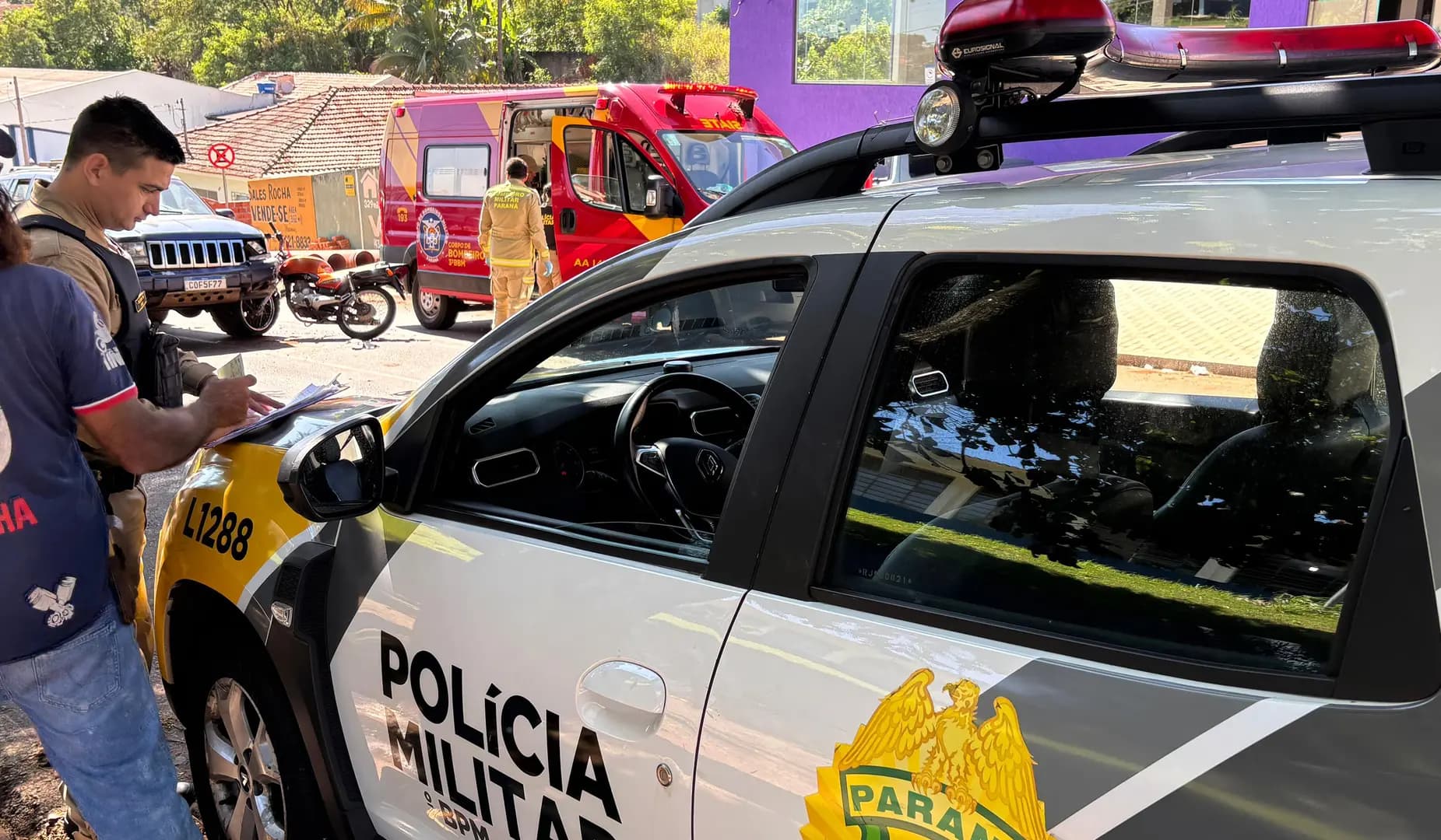 Acidente entre motocicleta e caminhonete deixa jovem ferido na Rua Francisco Morato