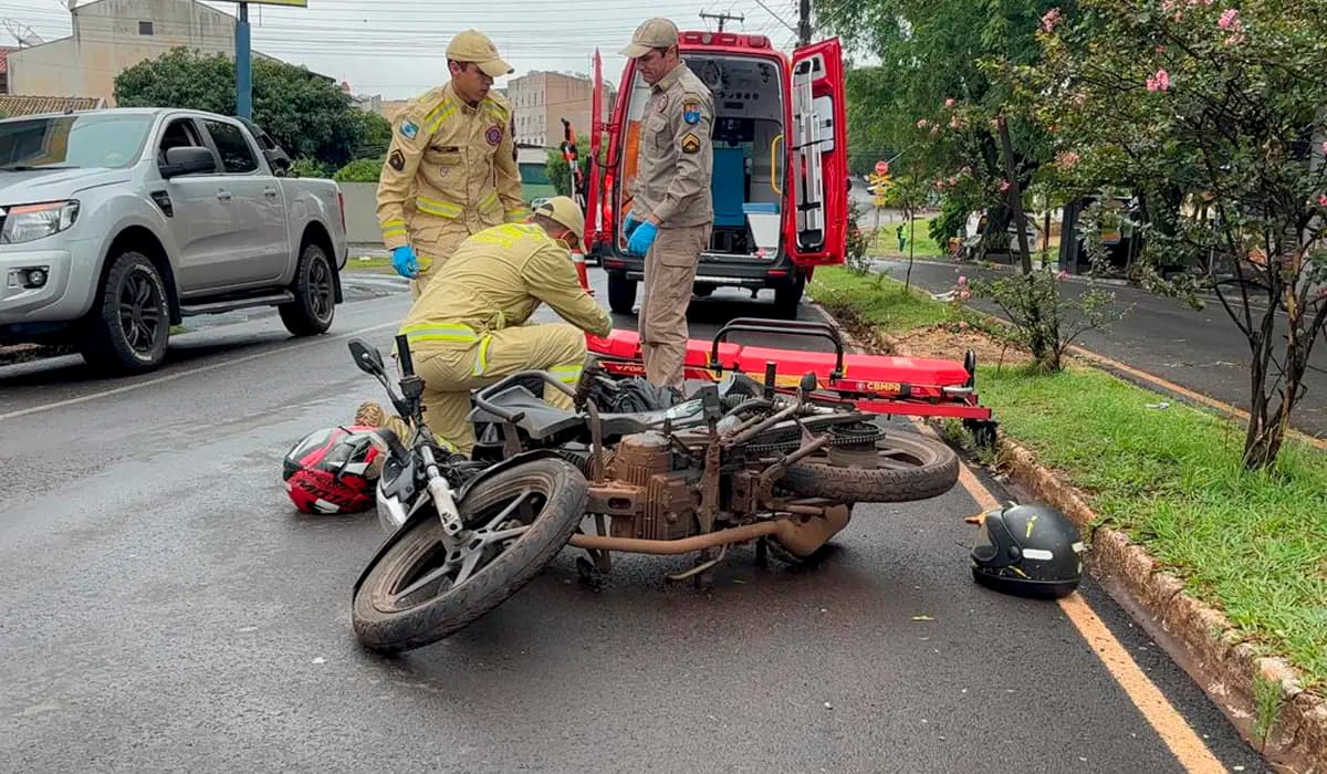 Motociclista fica ferido após escorregar em poça de óleo na Dom Pedro I