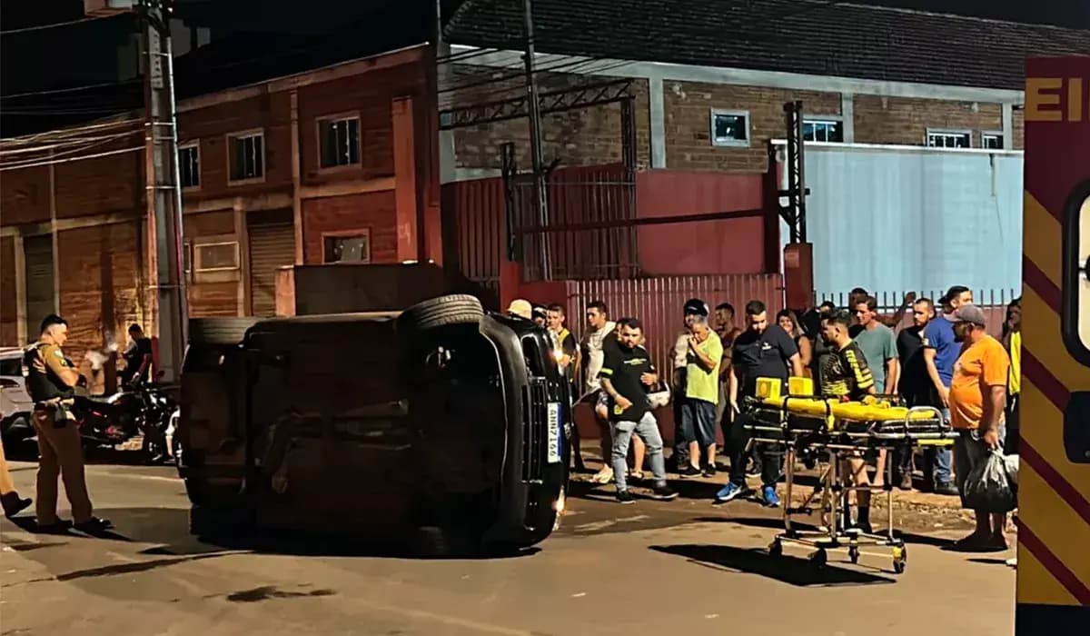 Carro tomba ao colidir com outro parado na rua Francisco Morato em Cornélio