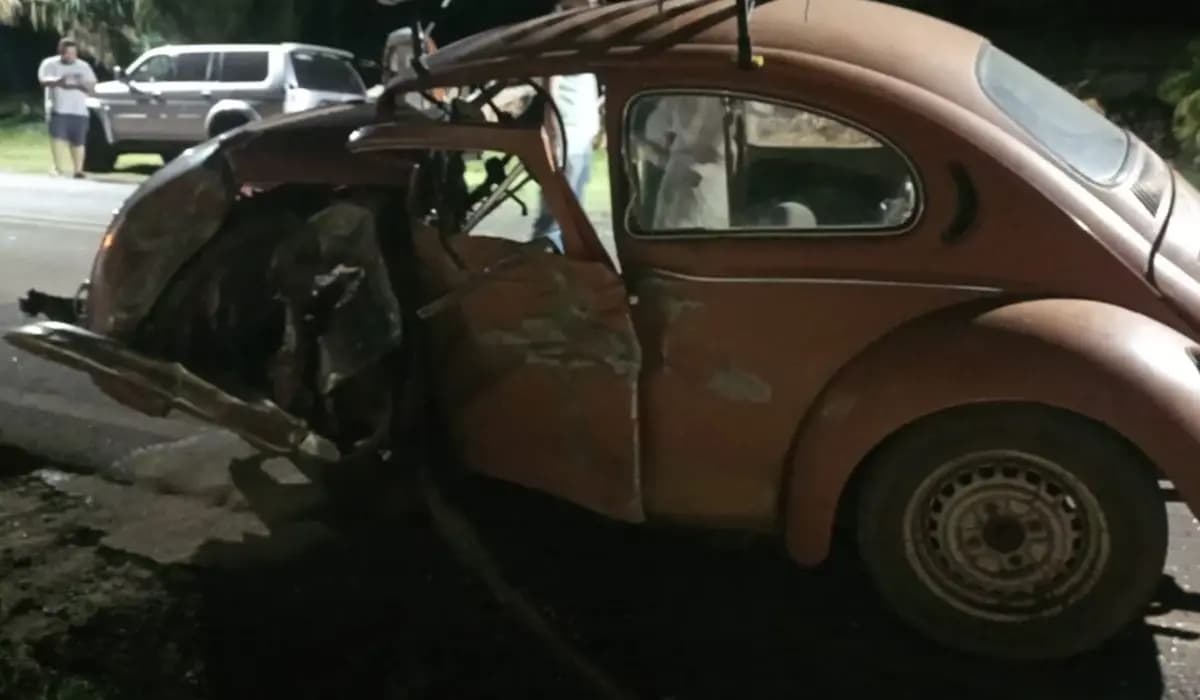 Colisão de Fusca e Gol deixam 6 vítimas feridas em Bandeirantes