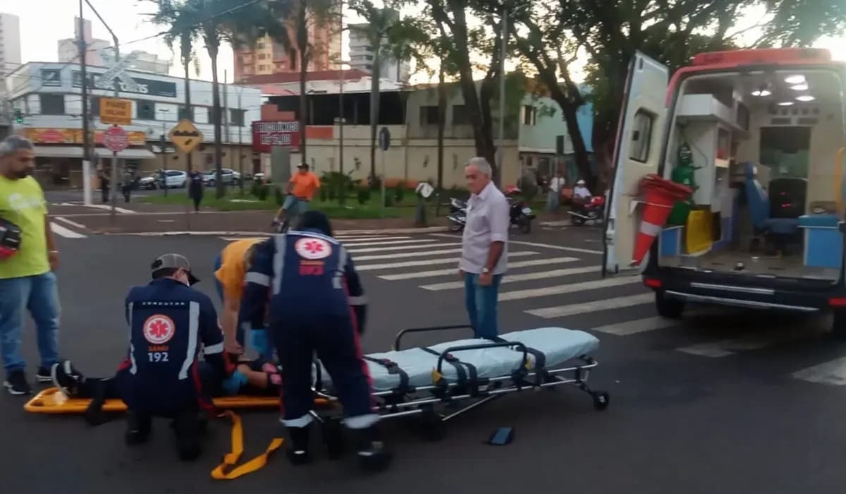 Colisão entre carro e moto deixa uma pessoa ferida em Cornélio Procópio