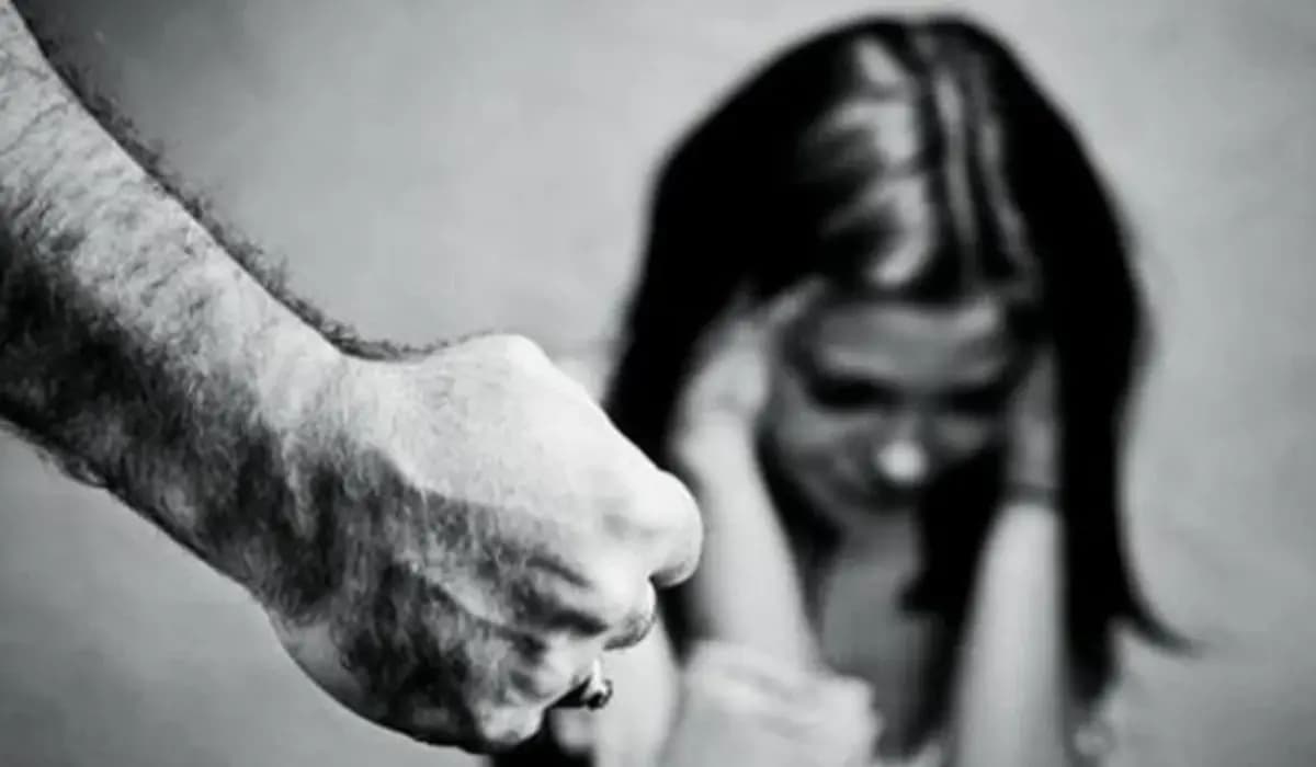 Indivíduo agride mulher com socos em frente aos filhos em Cornélio Procópio