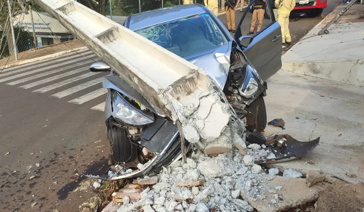 Colisão com poste compromete rede elétrica no Jd Figueira em Cornélio