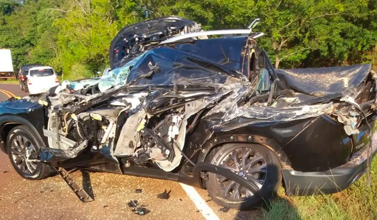 Motorista escapa ilesa após colisão com carreta na PR-218 em Ribeirão do Pinhal