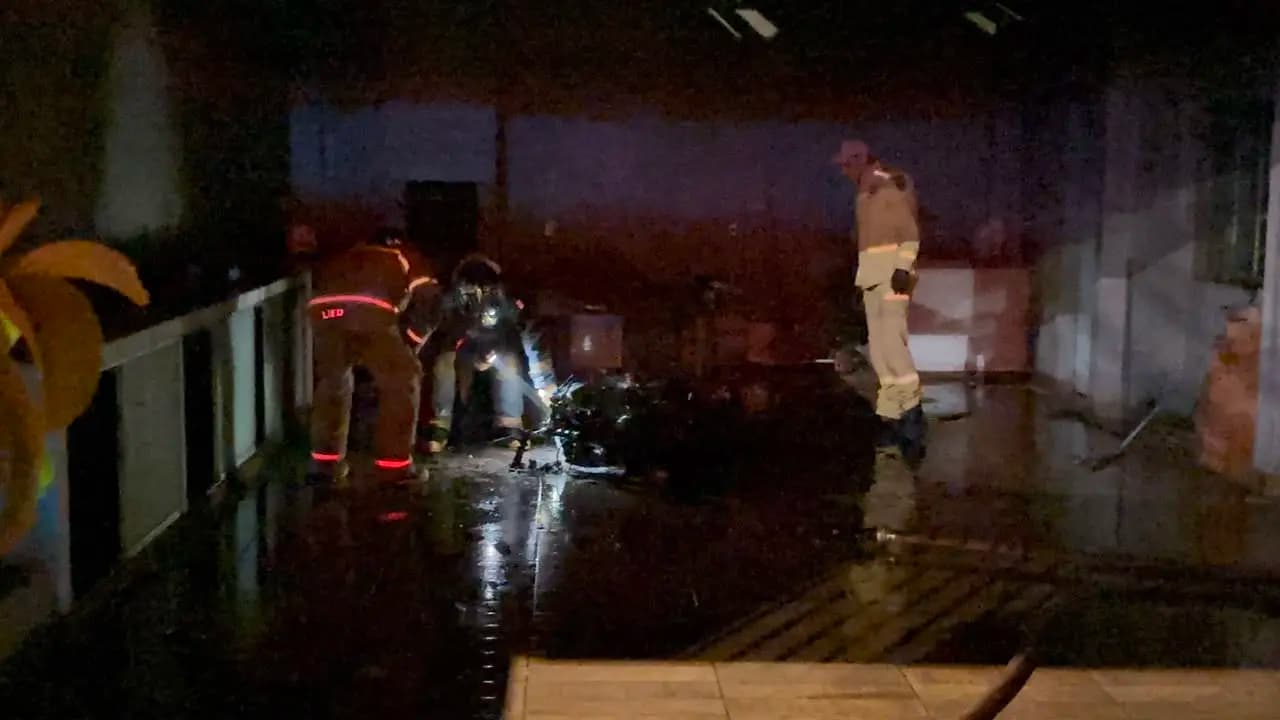 Motocicleta é destruída por incêndio dentro de garagem em Cornélio Procópio