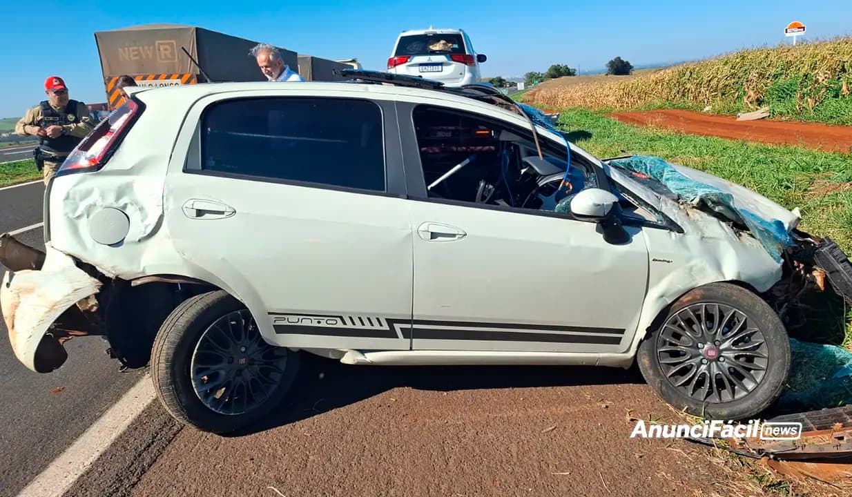 Mulher fica ferida após carro capotar na PR-986, em Rolândia