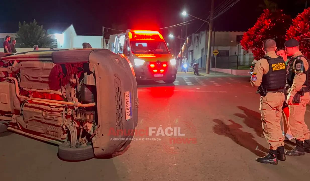 Colisão entre caminhonete e Fiorino termina com veículo tombado em Cornélio Procópio