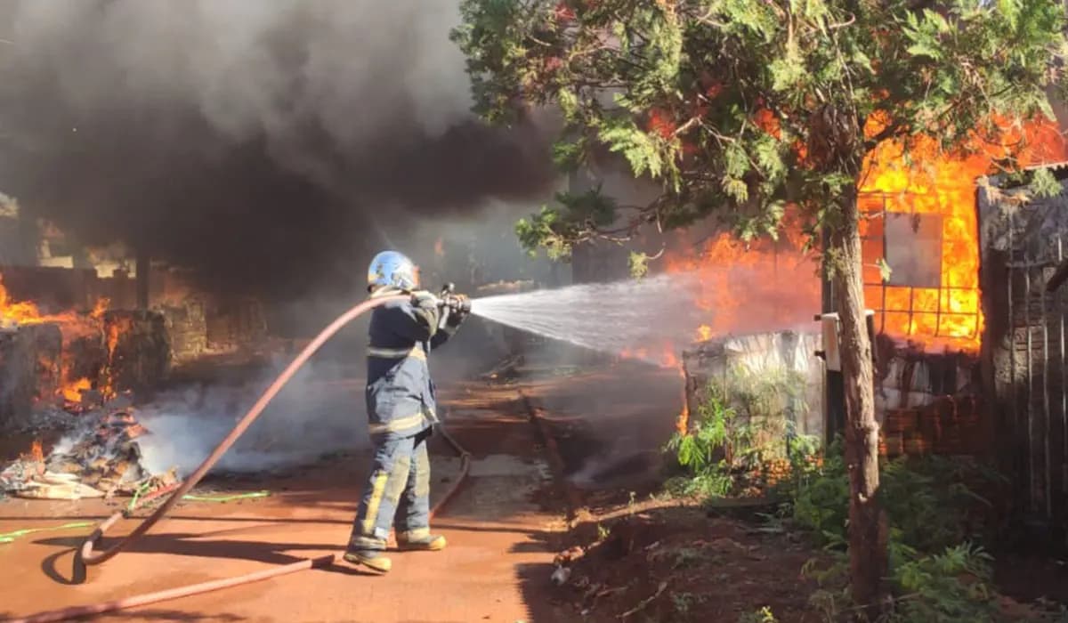 Batalha contra as Chamas: Incêndio em Reciclagem Mobiliza Corpo de Bombeiros em Cornélio Procópio
