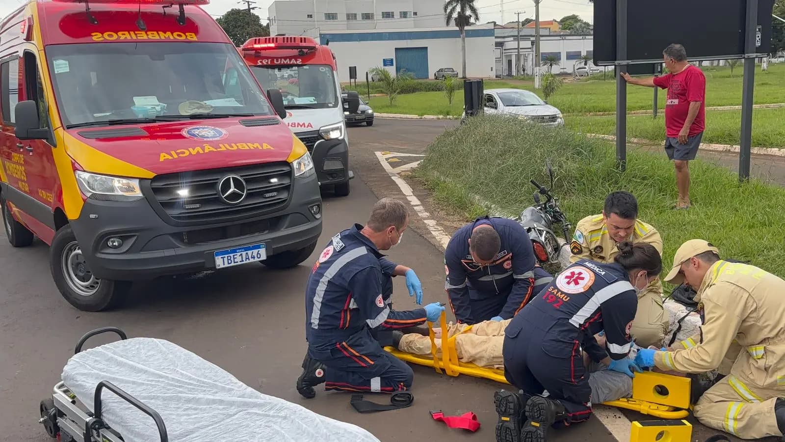 Motociclista fica ferido após queda e colisão na PR 160 em Cornélio Procópio