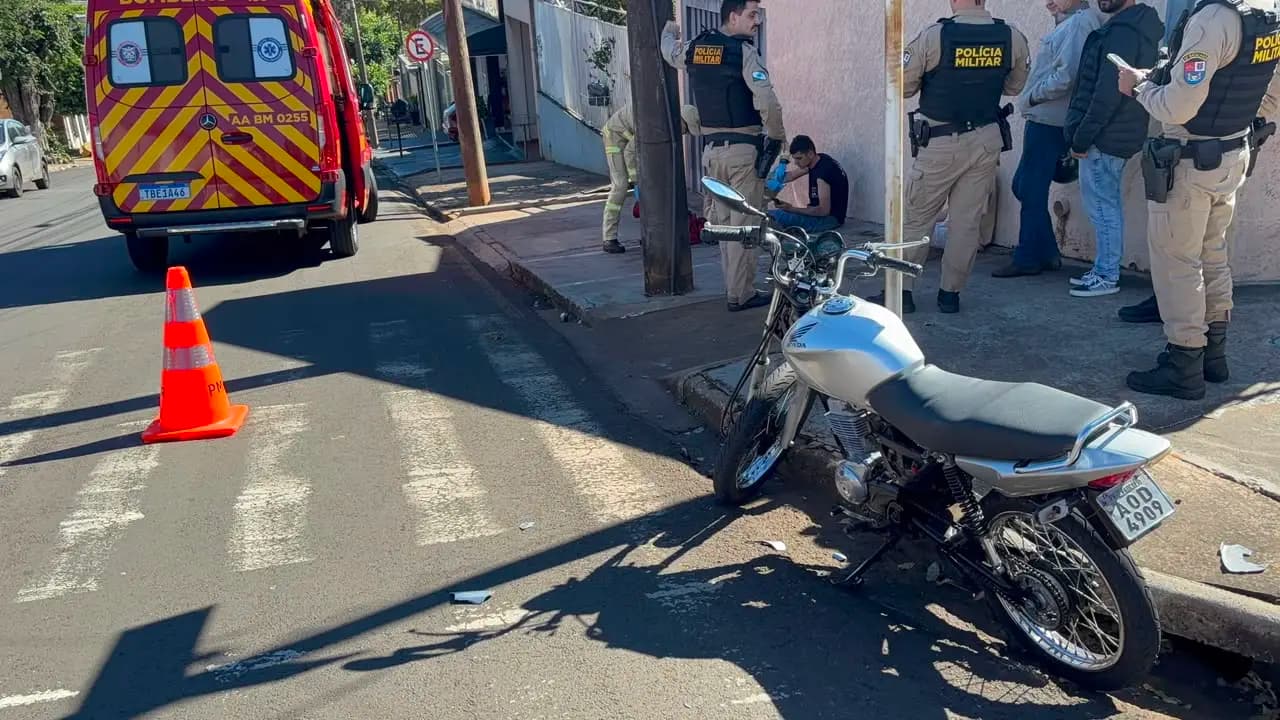 Motociclista fica ferido após colisão com carro e recusa encaminhamento ao hospital em Cornélio Procópio