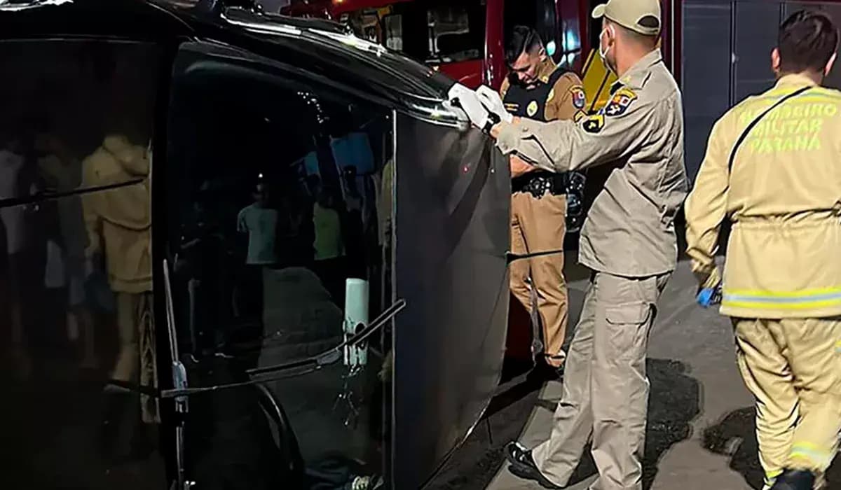 Carro tomba ao colidir com outro parado na rua Francisco Morato em Cornélio