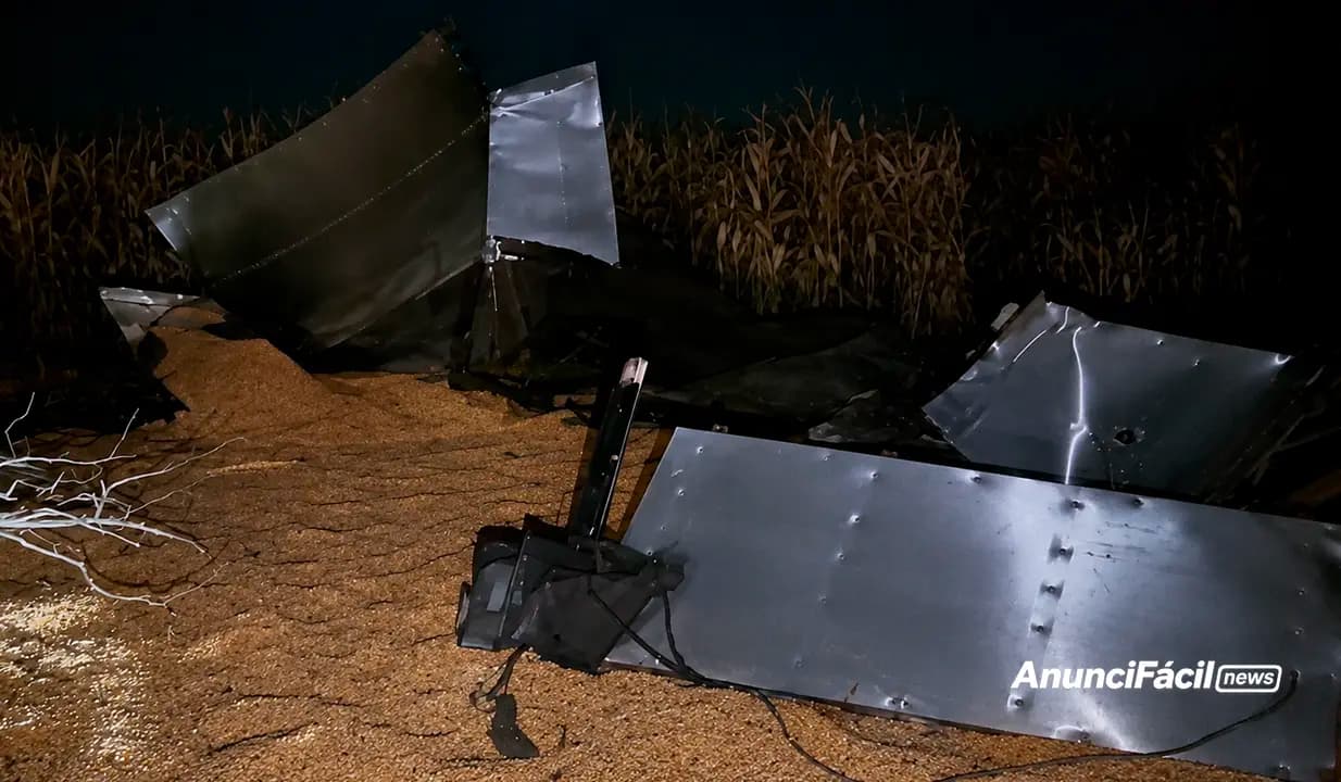 Bitrem carregado com milho sai da pista e entra em área de mata na BR-369