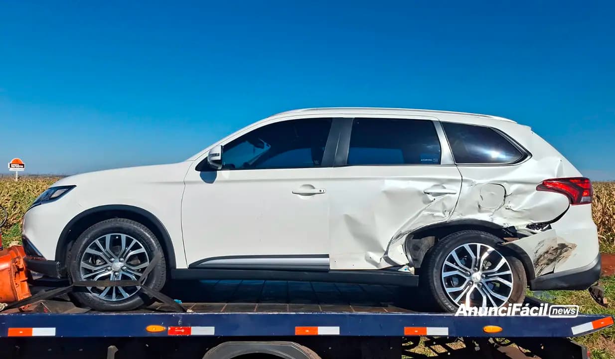 Mulher fica ferida após carro capotar na PR-986, em Rolândia