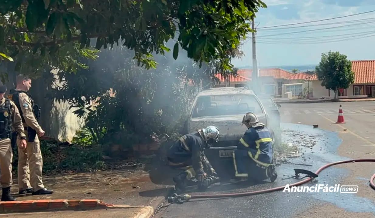 Veículo é destruído por incêndio e polícia apura suspeita de ação criminosa em Cornélio Procópio