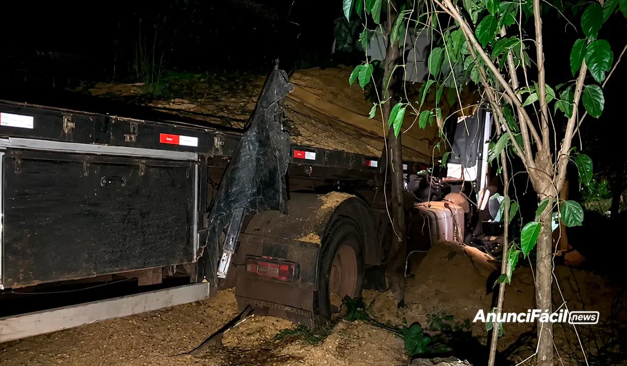 Bitrem carregado com milho sai da pista e entra em área de mata na BR-369