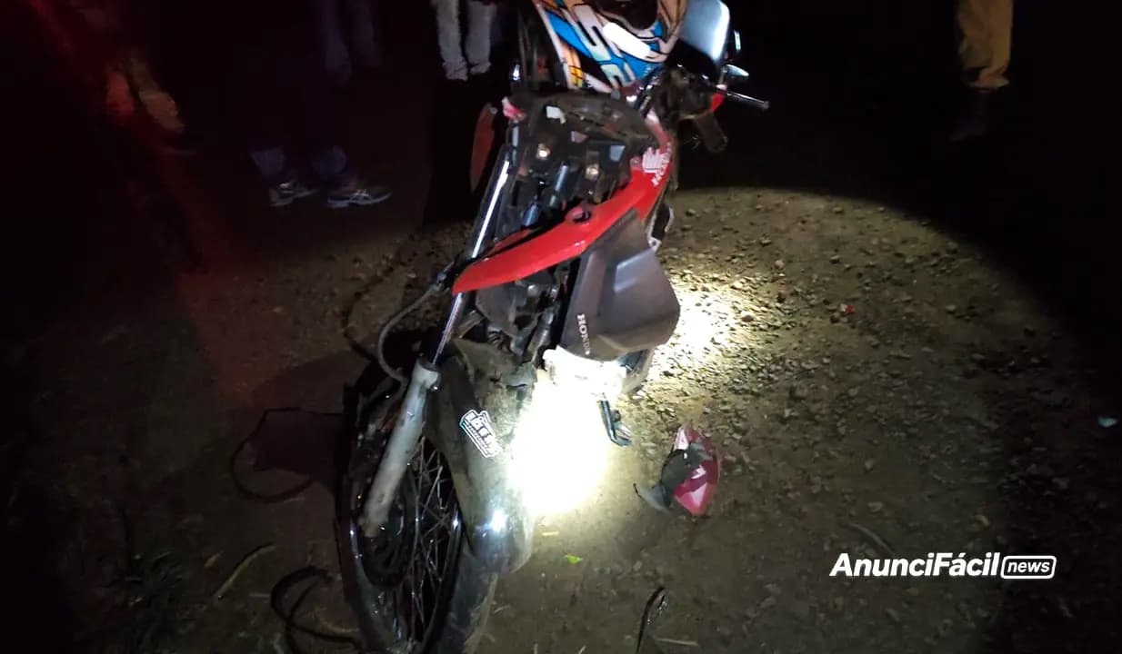 Acidente envolvendo carro e duas motocicletas deixa dois jovens feridos na PRC-466