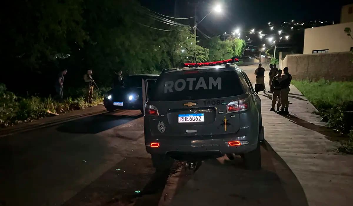 Homem embriagado ameaça outro com simulacro de arma em posto de combustível