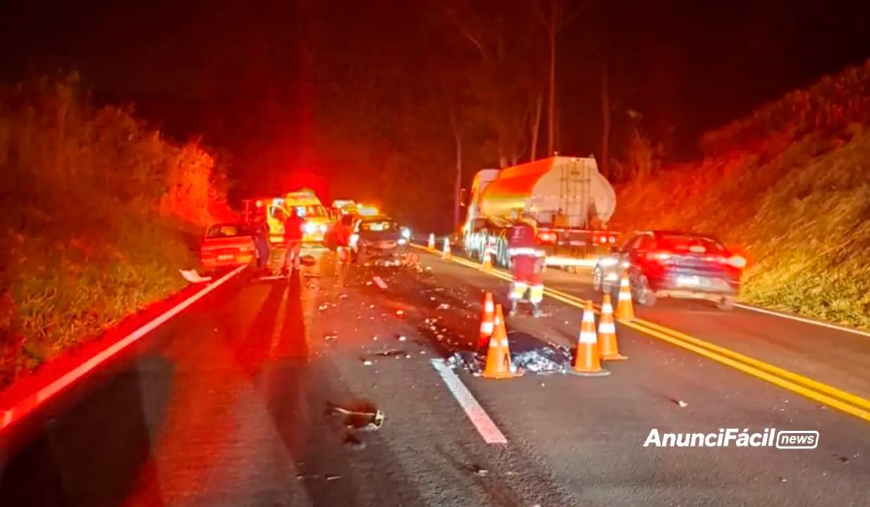 Duas pessoas morrem em grave acidente envolvendo motocicleta e três carros na PR-445