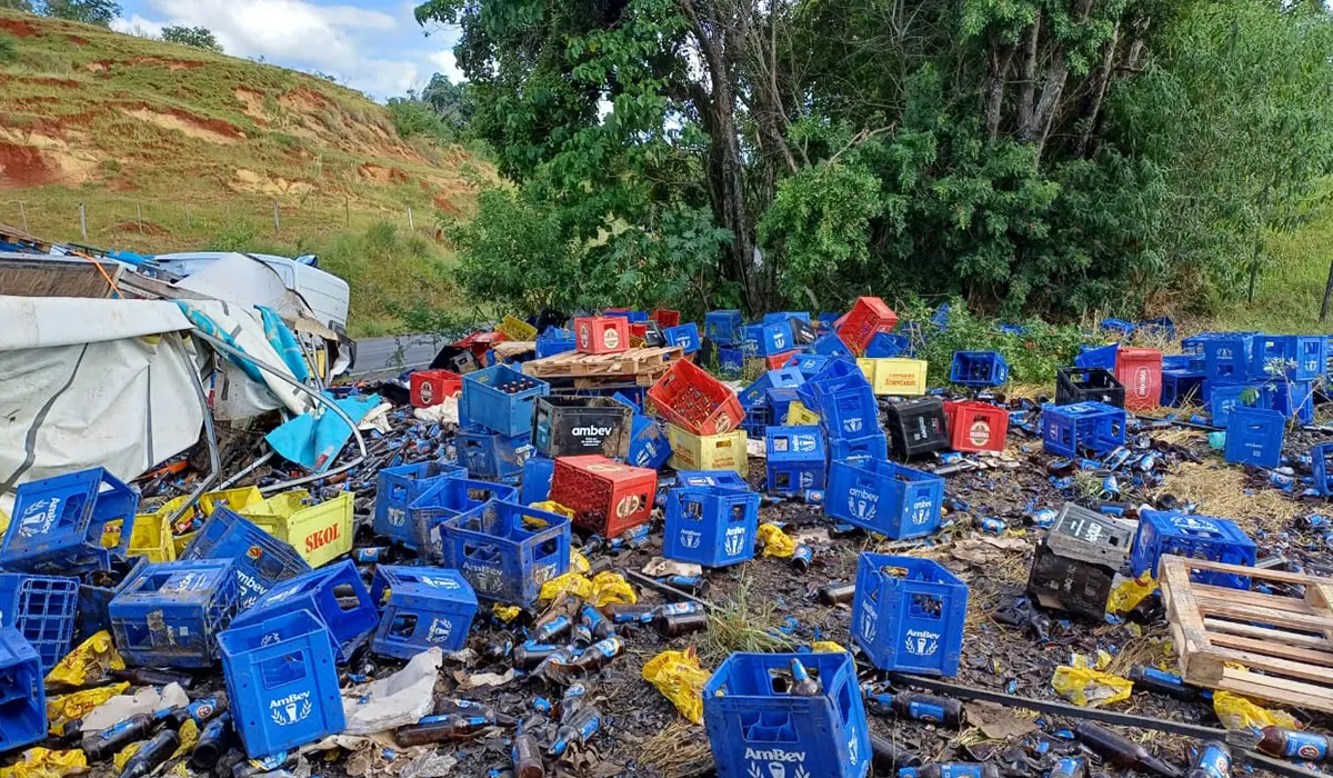 Carreta carregada com cerveja tomba na BR-153 e toda carga é saqueada em Ibaiti