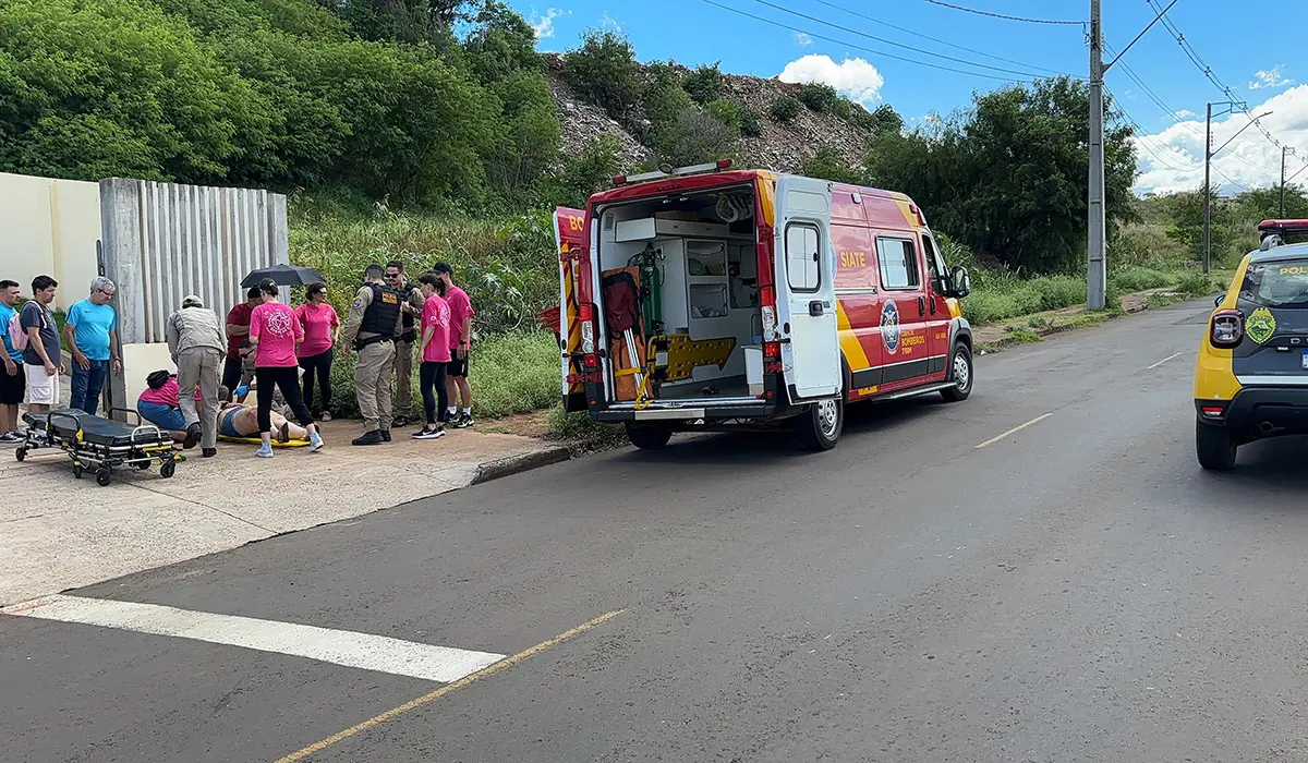 Motociclista fica ferida em colisão com carro na Avenida da Integração