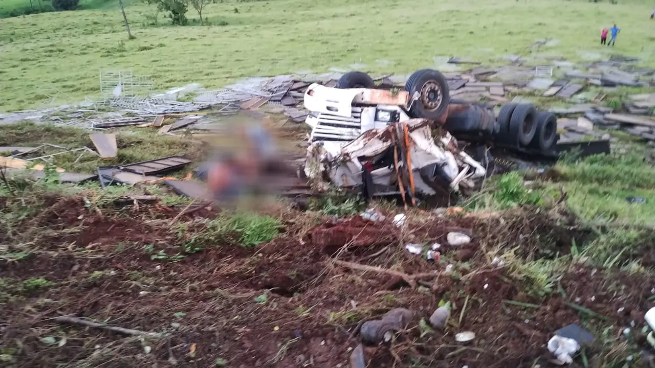 Caminhão Scania se envolve em acidente na PR 435 e deixa dois feridos em Congonhinhas