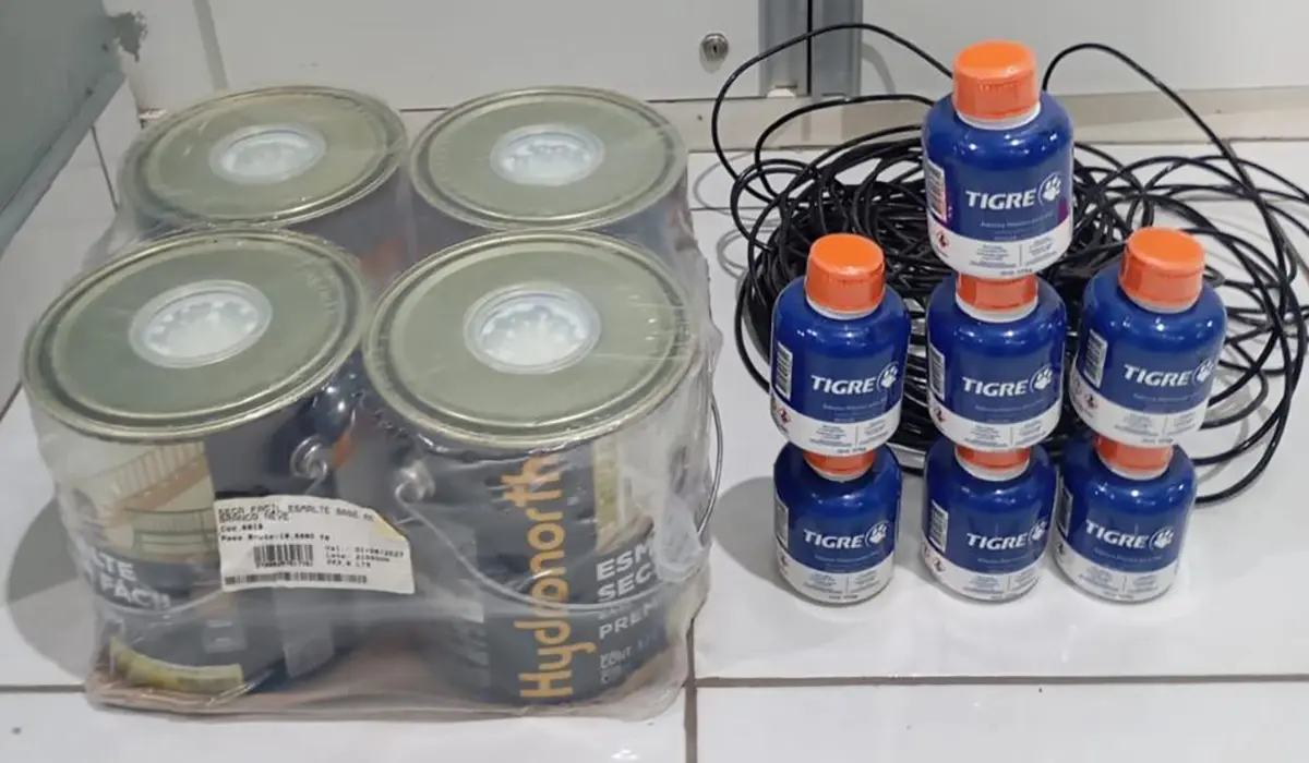 Mulher é presa após furtar materiais de obra durante a madrugada