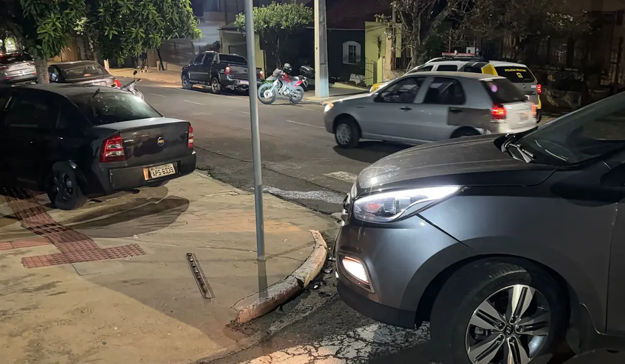 Acidente entre dois carros termina com batida em residência no centro de Cornélio Procópio