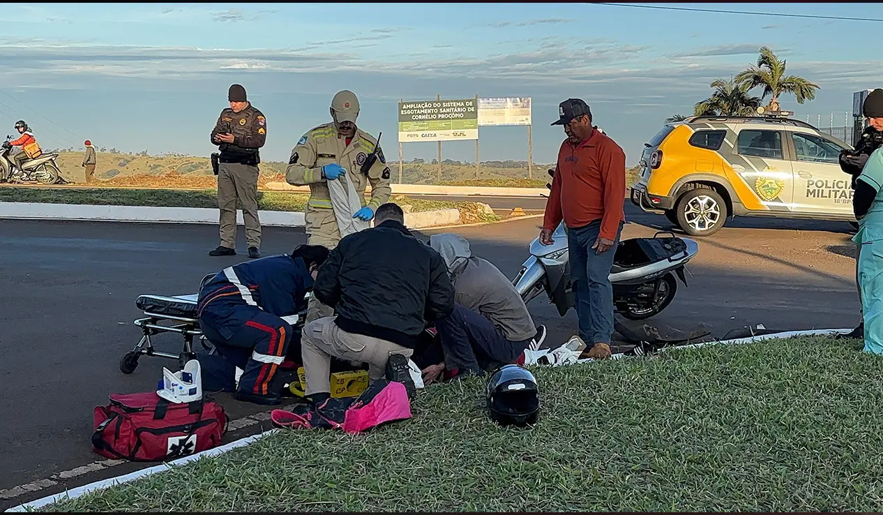 Colisão entre carro e moto deixa mulher ferida no trevo do Conjunto Fortunato Sibin, em Cornélio Procópio