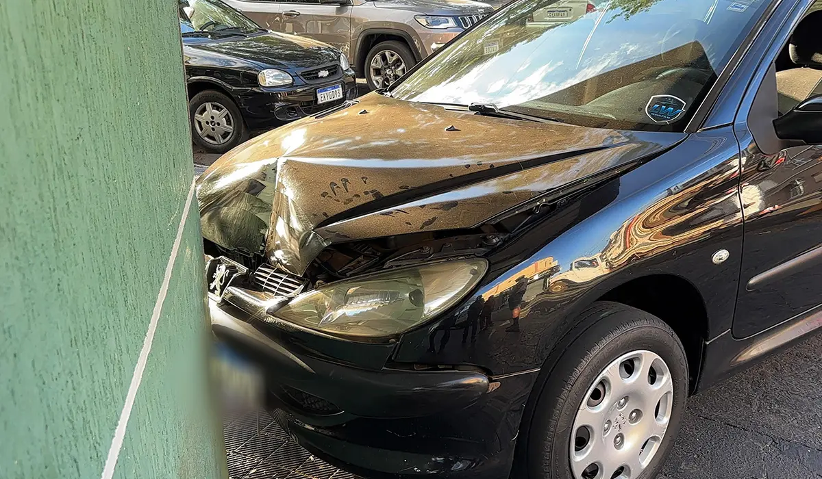 MULHER PASSA MAL AO VOLANTE E COLIDE VEÍCULO CONTRA PADARIA EM CORNÉLIO PROCÓPIO
