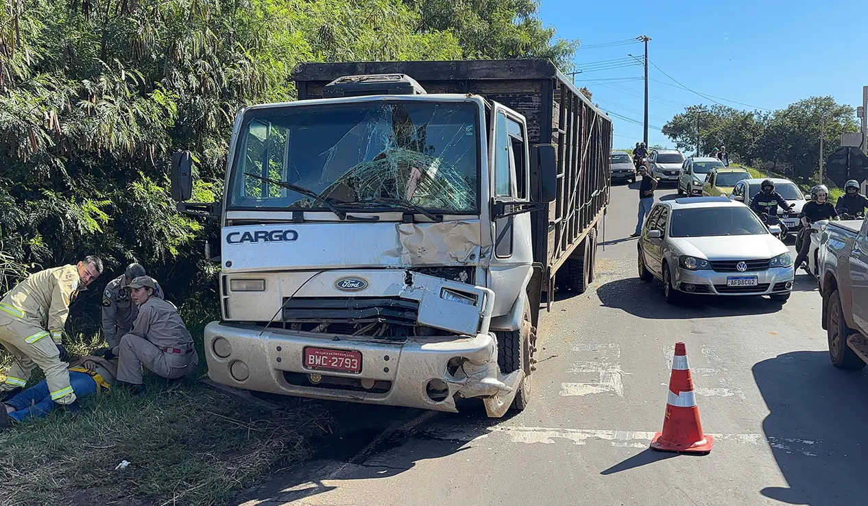 Colisão entre dois caminhões é registrada no trevo do Jardim Progresso em Cornélio Procópio