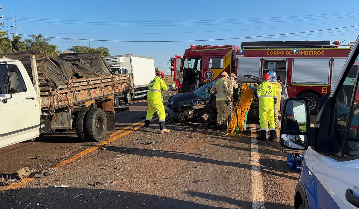 COLISÃO NA BR-369 EM FRENTE AO PARQUE DE EXPOSIÇÕES DEIXA DUAS PESSOAS FERIDAS