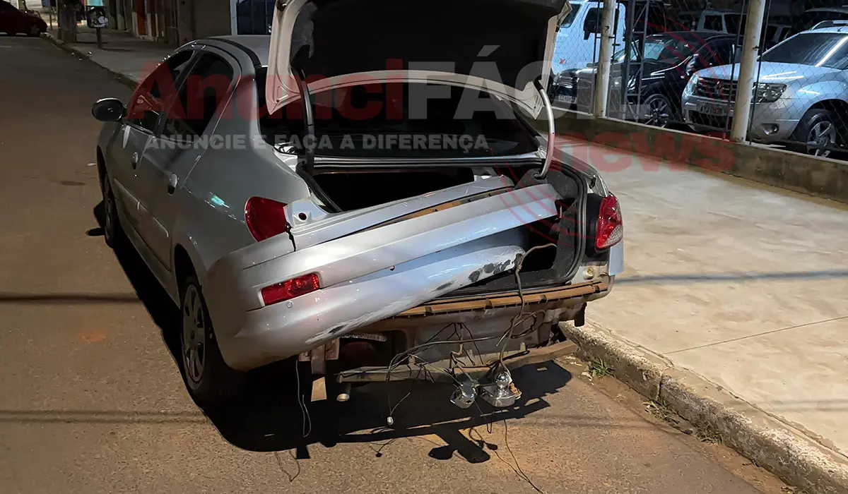 Motorista avança sinal, provoca colisão entre três veículos e foge do local em Cornélio Procópio