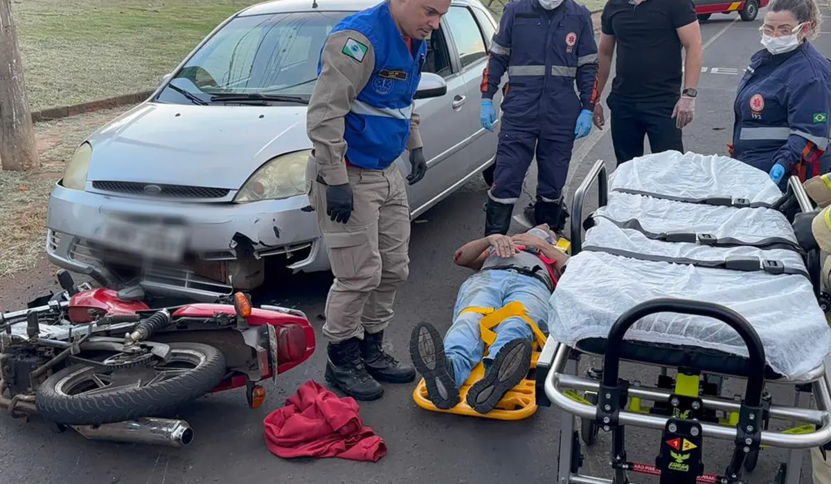 COLISÃO ENTRE MOTO E VEÍCULO DEIXA MOTOCICLISTA FERIDO NA RUA PAULA GOMES