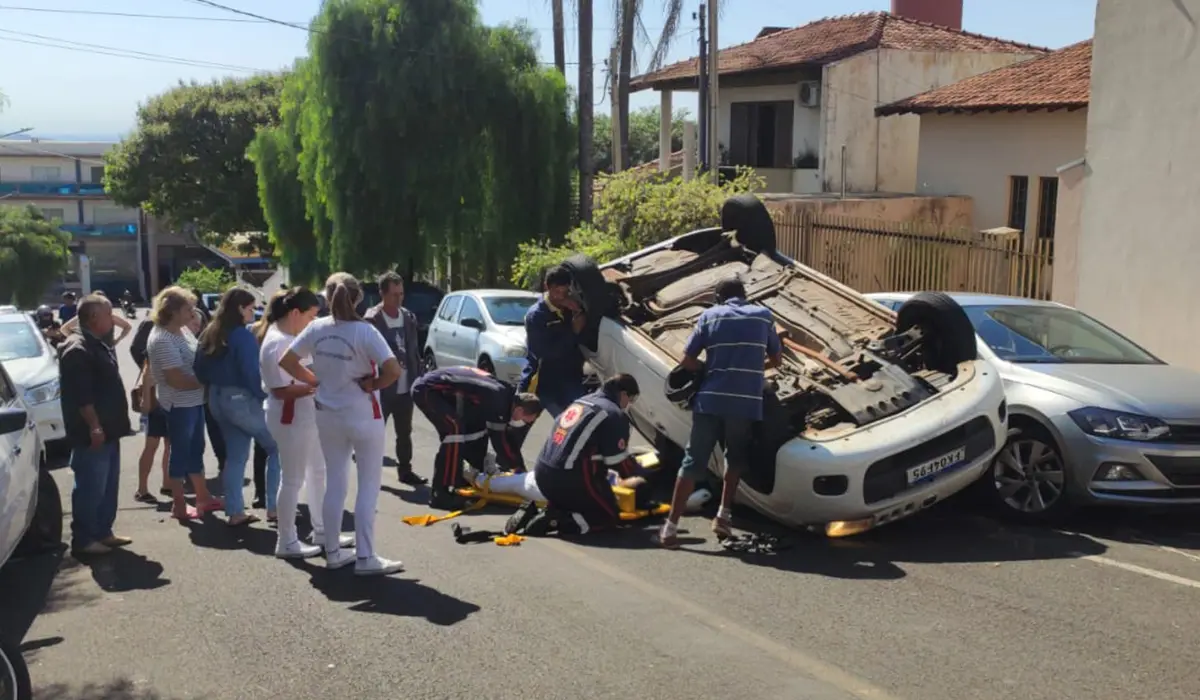 Ao colidir com veículo estacionado carro capota no centro de Cornélio Procópio